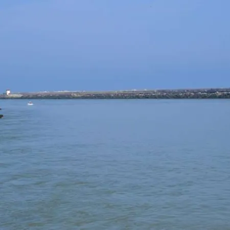 Adonis Bayonne Hotel